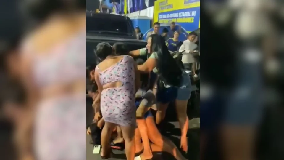 Vídeo mostra briga entre mulheres após tentativa de furar fila da galera do Caprichoso em Parintins