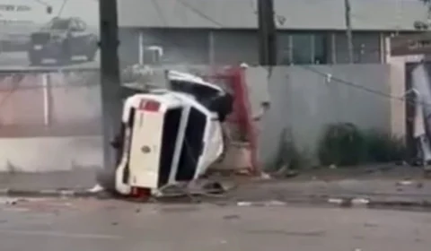 Caminhonete capota e bate em poste em Boa Vista; três jovens ficam feridos