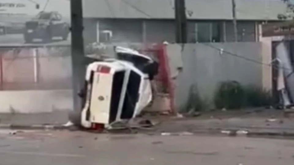 Caminhonete capota e bate em poste em Boa Vista; três jovens ficam feridos