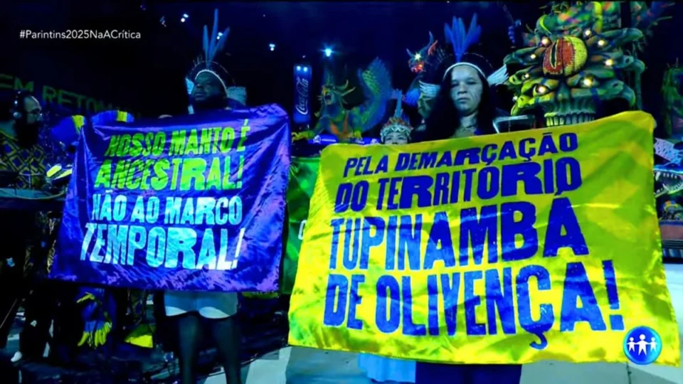 Parintins 2025: Caprichoso encerra noite com manto Tupinambá e manifesto pró-demarcação