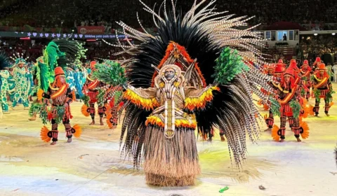 Festival de Parintins: Caprichoso defende a retomada dos espíritos Munduruku para finalizar a segunda noite