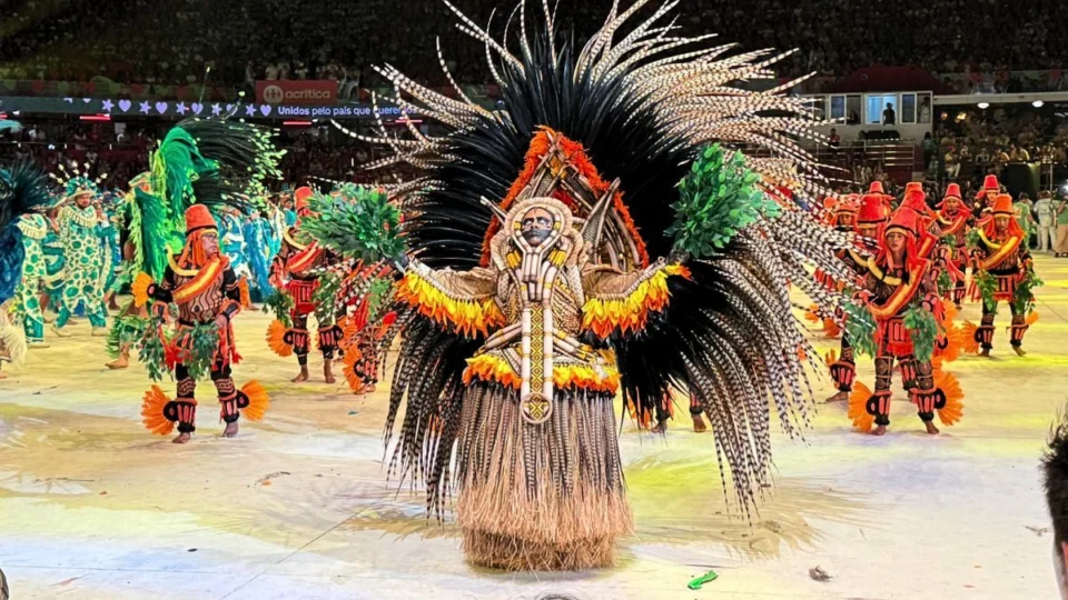 Festival de Parintins: Caprichoso defende a retomada dos espíritos Munduruku para finalizar a segunda noite