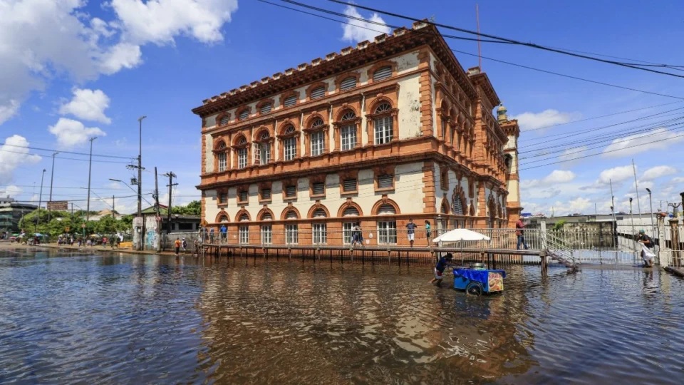 Nível do rio Negro registra primeira queda após atingir cota de inundação severa em Manaus