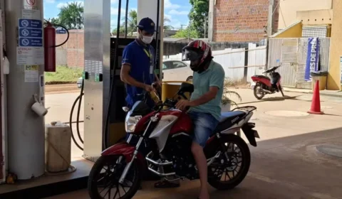 Crise na Bolívia: estrangeiros cruzam fronteira em busca de combustível no Acre