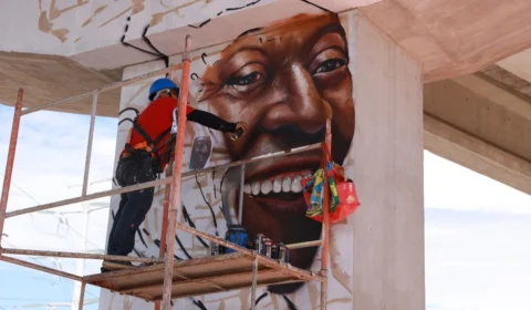 Rosto de Pelé estampa complexo viário na zona Leste de Manaus após grafismo