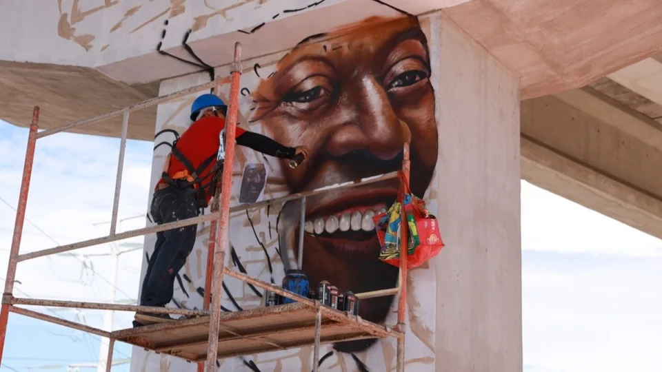 Rosto de Pelé estampa complexo viário na zona Leste de Manaus após grafismo