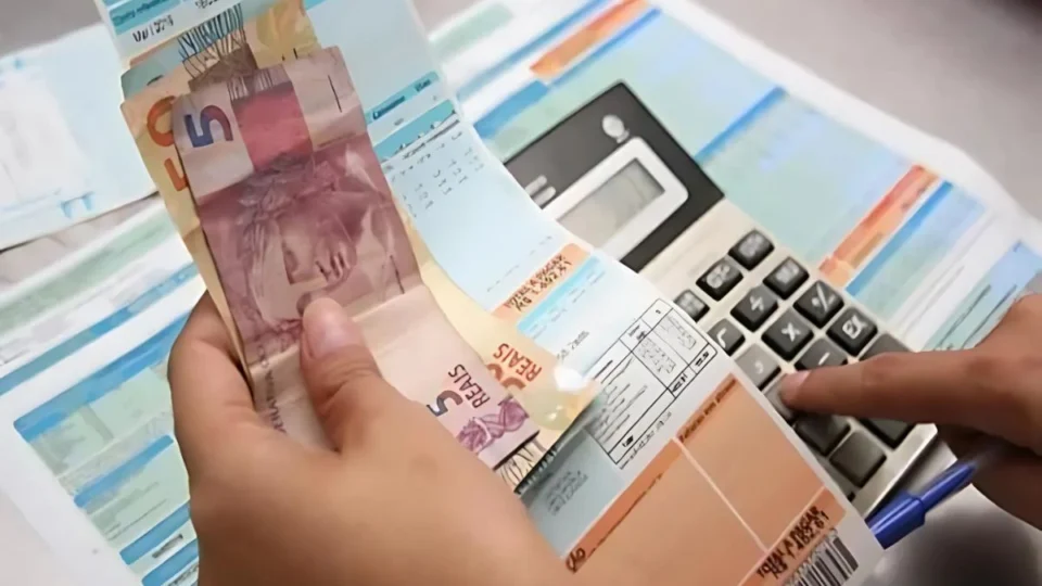 Conta de luz pode subir R$ 525 bilhões até 2040 com derrubada de vetos de Lula, alerta governo