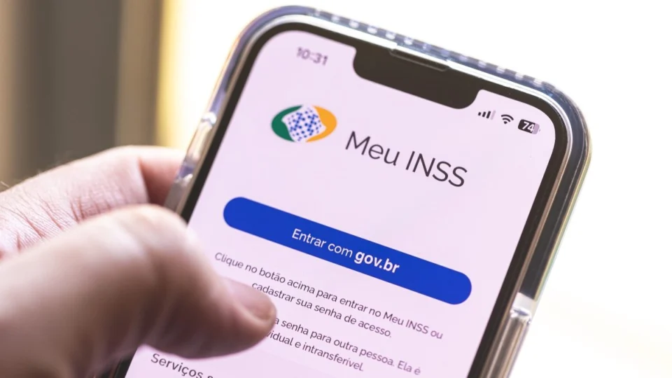Sem previsão de ressarcimento, crise do INSS completa 2 meses