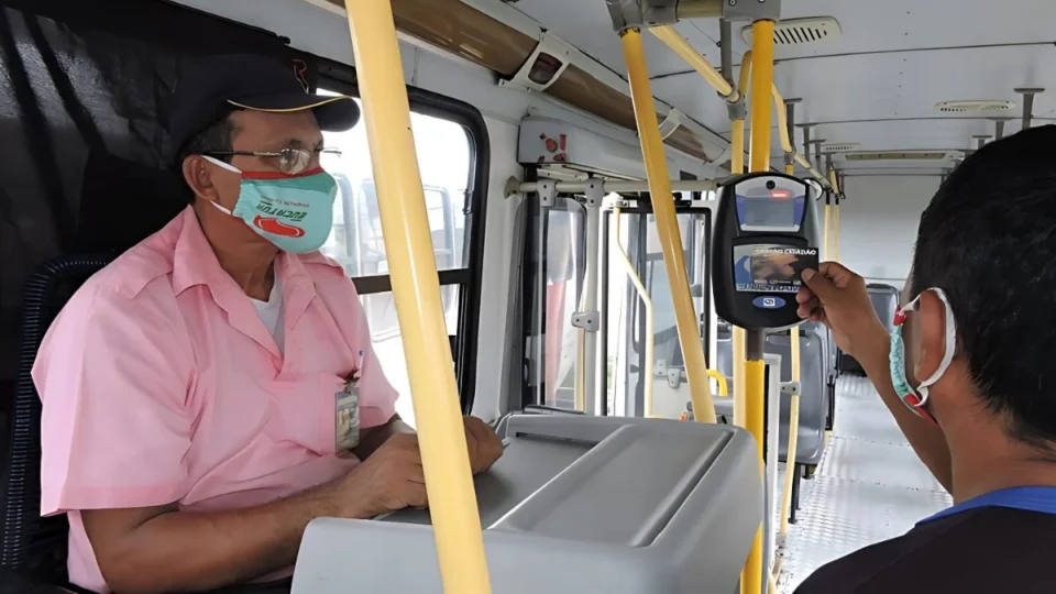 Pagamento em dinheiro volta a ser permitido nos ônibus de Manaus após decisão da Justiça; veja detalhes