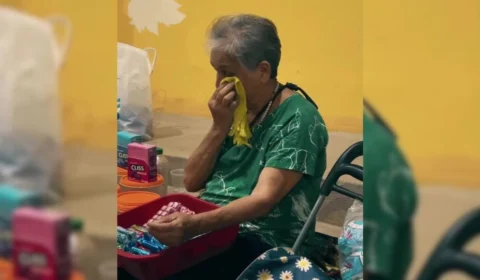 Aos 75 anos e quase cega, Dona Tomasa vende doces nas ruas para sobreviver em Manaus; saiba como ajudar
