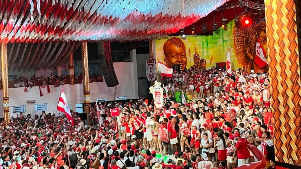 Torcida do Garantido lota reduto e comemora com emoção o 33º título no Festival de Parintins