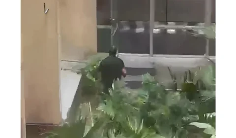 Homem tenta fugir do Fórum Henoch Reis pulando do 2º andar em Manaus; veja vídeo