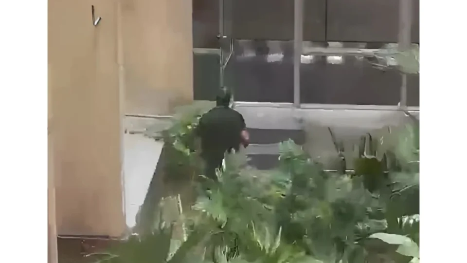 Homem tenta fugir do Fórum Henoch Reis pulando do 2º andar em Manaus; veja vídeo