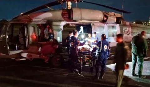 Indígena é resgatado de helicóptero após ser esfaqueado na Terra Yanomami