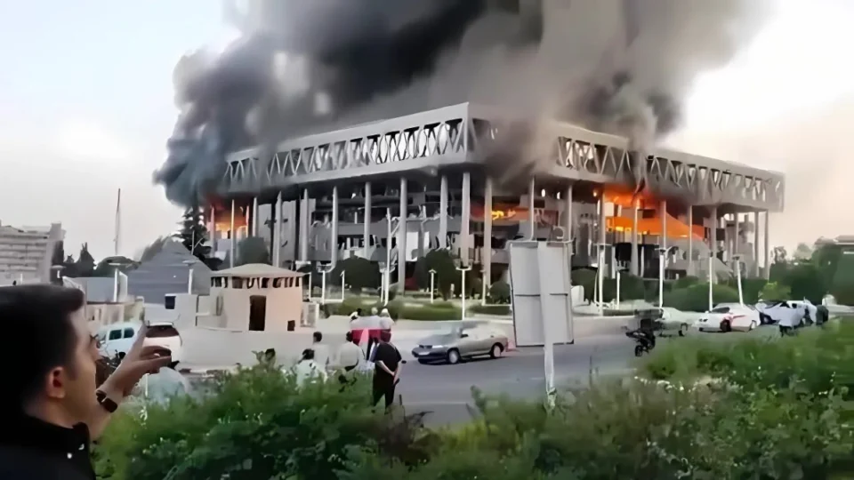 Israel ataca TV estatal do Irã em Teerã e intensifica conflito no Oriente Médio