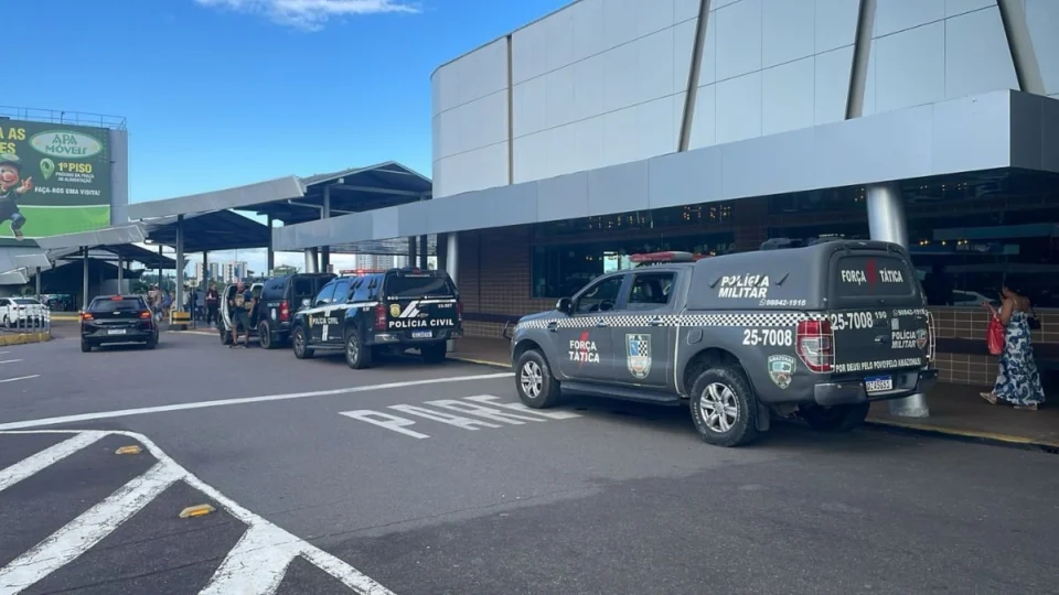 Trio armado assalta joalheria no Amazonas Shopping e foge em moto após render funcionárias
