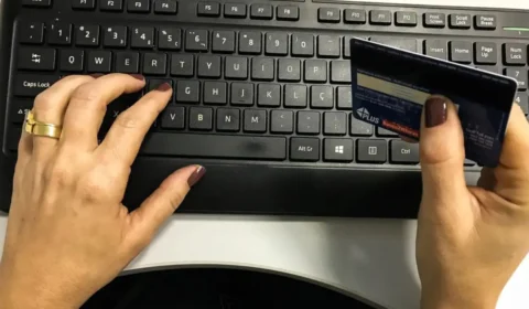 Jovem é alvo de operação por suspeita de fraudar cartões de crédito para comprar vinhos caros em Boa Vista