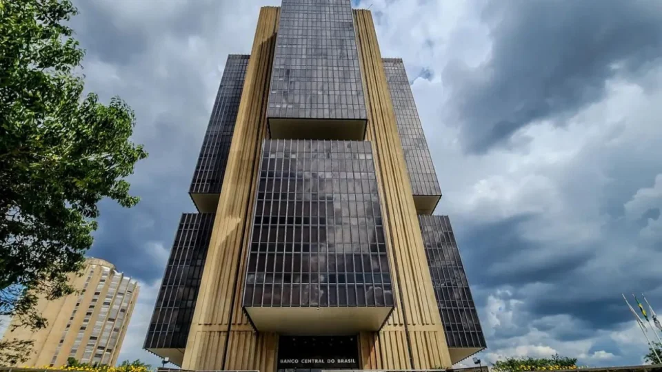 Juros do cartão de crédito disparam e atingem 449,9% ao ano