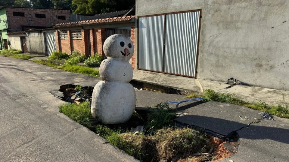 Neve em Manaus? Bonecos viram protesto inusitado contra buracos em Manoa