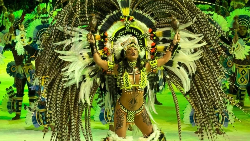 Marciele Albuquerque impressiona com evolução  para Gavião Real no Festival de Parintins 2025