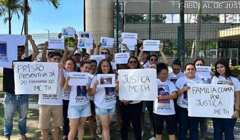 Família de MC assassinado em Manaus faz protesto e pede que suspeito continue preso