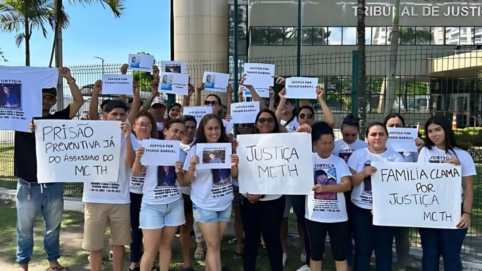 Família de MC assassinado em Manaus faz protesto e pede que suspeito continue preso