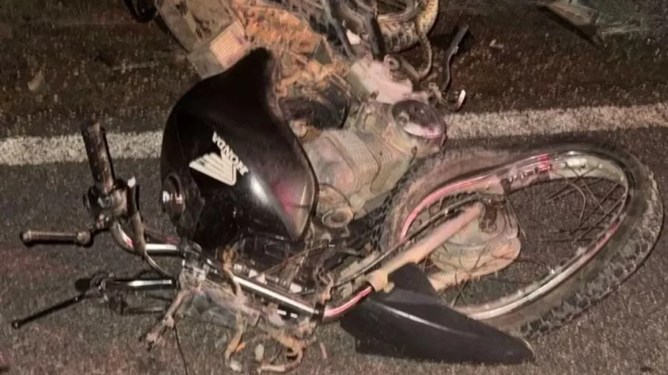 Motociclista embriagado invade contramão e colide com ônibus escolar em Roraima