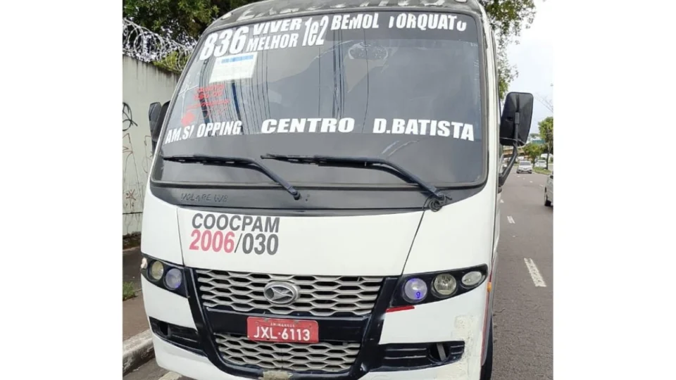 Sem CNH e com veículo irregular: motorista de executivo é pego em Manaus