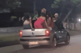 VÍDEO: Mulheres sensualizam dançando funk em carroceria de carro em Manaus e causam alerta