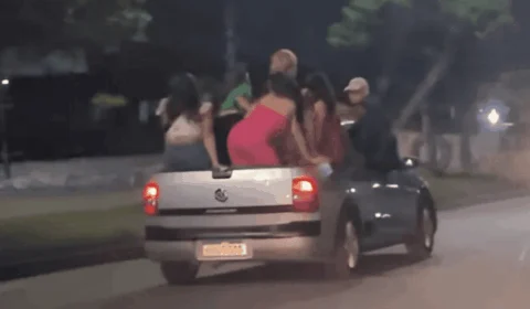 VÍDEO: Mulheres sensualizam dançando funk em carroceria de carro em Manaus e causam alerta