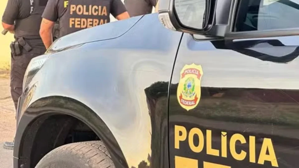 Operação da PF mira médicos e servidores suspeitos de fraudes no INSS contra venezuelanos em Roraima