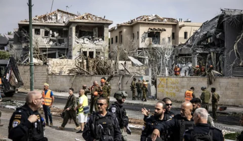 Mísseis do Irã atingem três regiões de Israel e deixam mais de 20 pessoas feridas