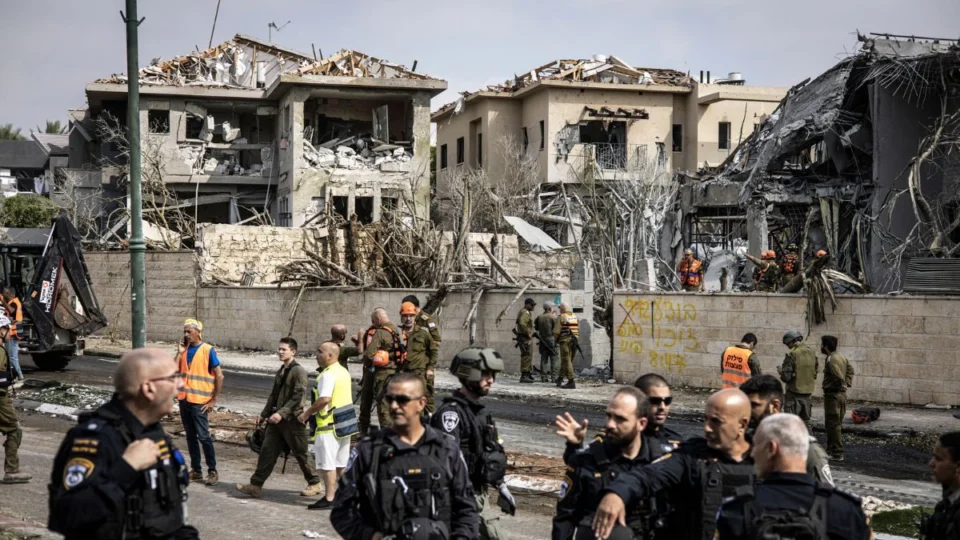 Mísseis do Irã atingem três regiões de Israel e deixam mais de 20 pessoas feridas