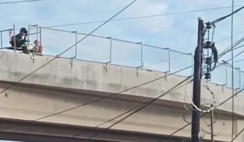 Após mortes e acidentes, viaduto Rei Pelé recebe grades de proteção em Manaus