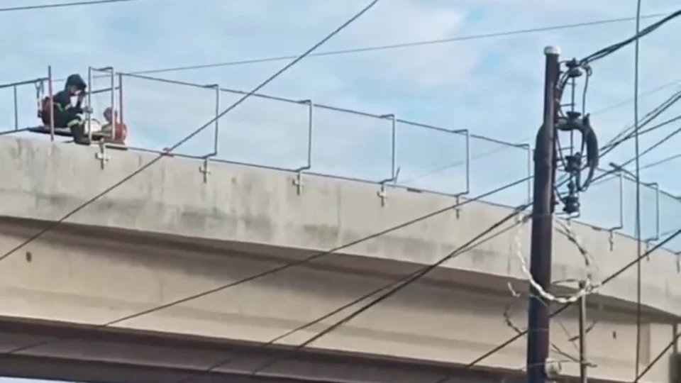 Após mortes e acidentes, viaduto Rei Pelé recebe grades de proteção em Manaus