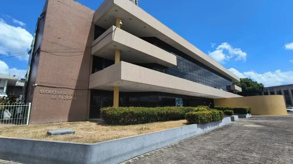 Servidora pública é condenada por causar prejuízo de R$ 2,4 milhões ao dar baixa em IPVAs sem pagamento em Roraima