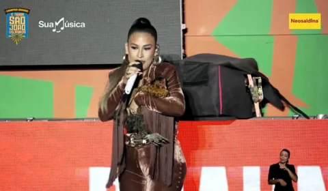 Simone Mendes recebe galinha de presente em show e diverte plateia em Campina Grande