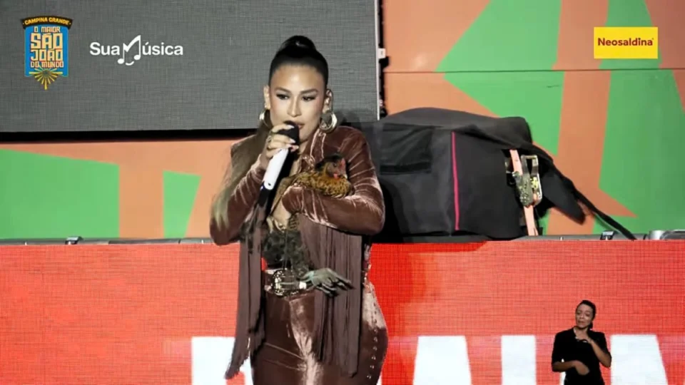 Simone Mendes recebe galinha de presente em show e diverte plateia em Campina Grande