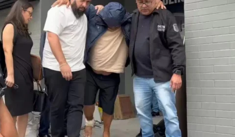 Familiares tentam agredir suspeito de matar ex-companheira e namorado durante prisão em Manaus; veja vídeo