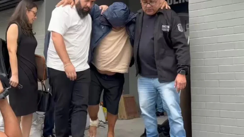 Familiares tentam agredir suspeito de matar ex-companheira e namorado durante prisão em Manaus; veja vídeo