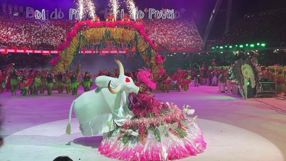 Valentina Coimbra encanta com bailado como sinhazinha do Garantido em Parintins