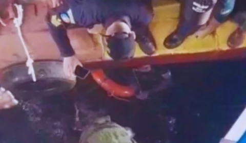 VÍDEO: mulher cai no vão entre balsa e barco a caminho do Festival de Parintins