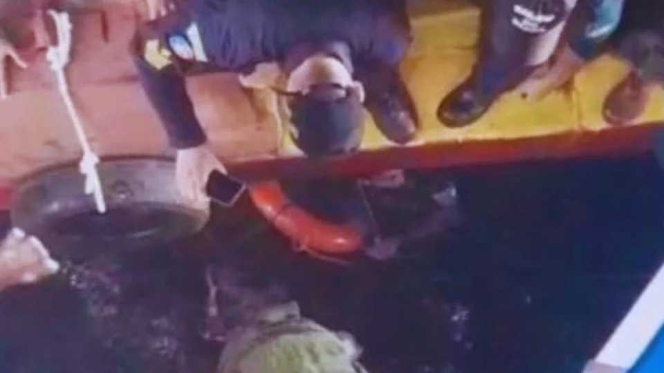 VÍDEO: mulher cai no vão entre balsa e barco a caminho do Festival de Parintins