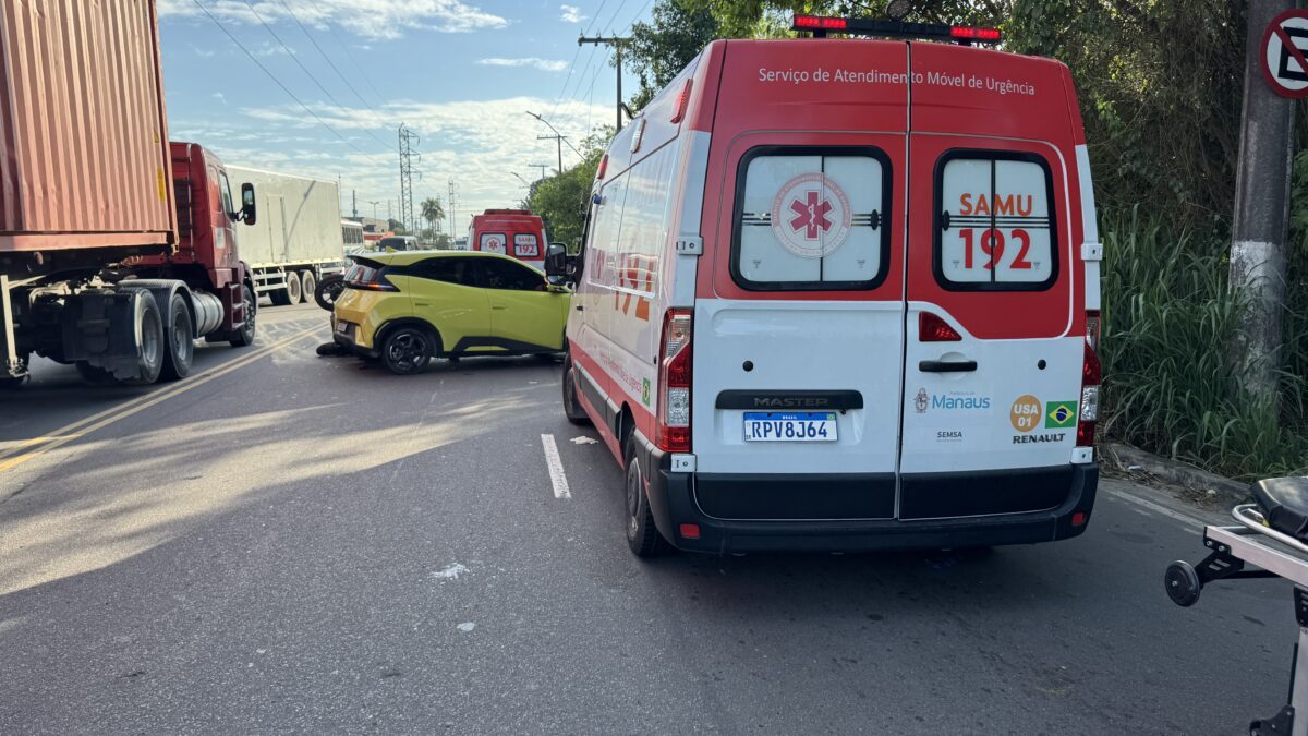 Motociclista fica ferido ao ser atingido por carro em Manaus