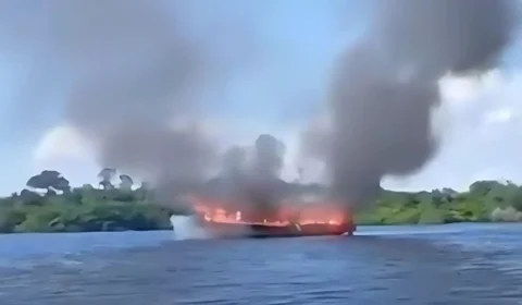 Barco pega fogo e estudantes se jogam no rio para escapar em Autazes, no Amazonas