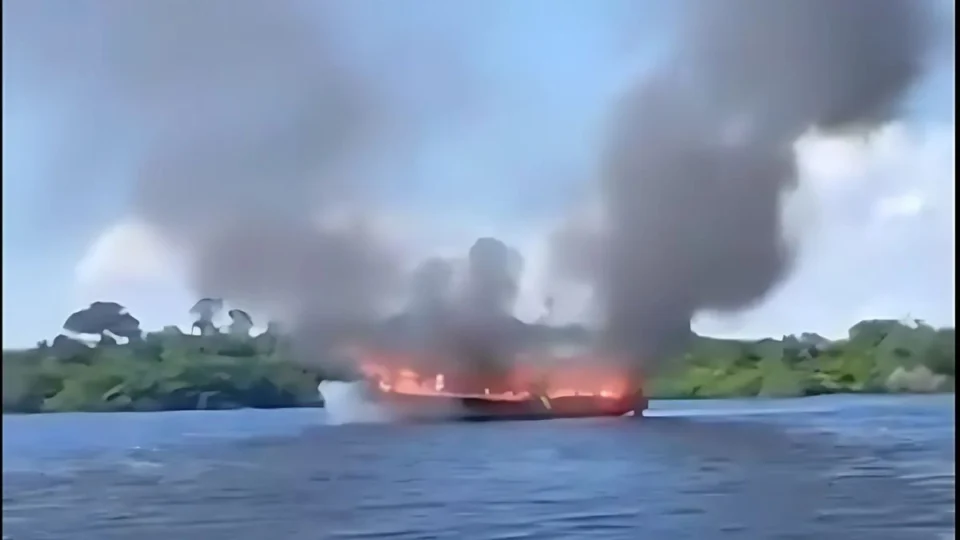 Barco pega fogo e estudantes se jogam no rio para escapar em Autazes, no Amazonas