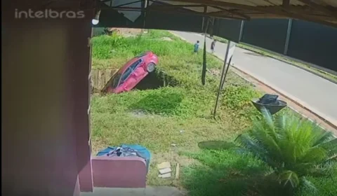 VÍDEO: Carro dirigido por adolescente de 14 anos causa acidente grave com moto em Rorainópolis