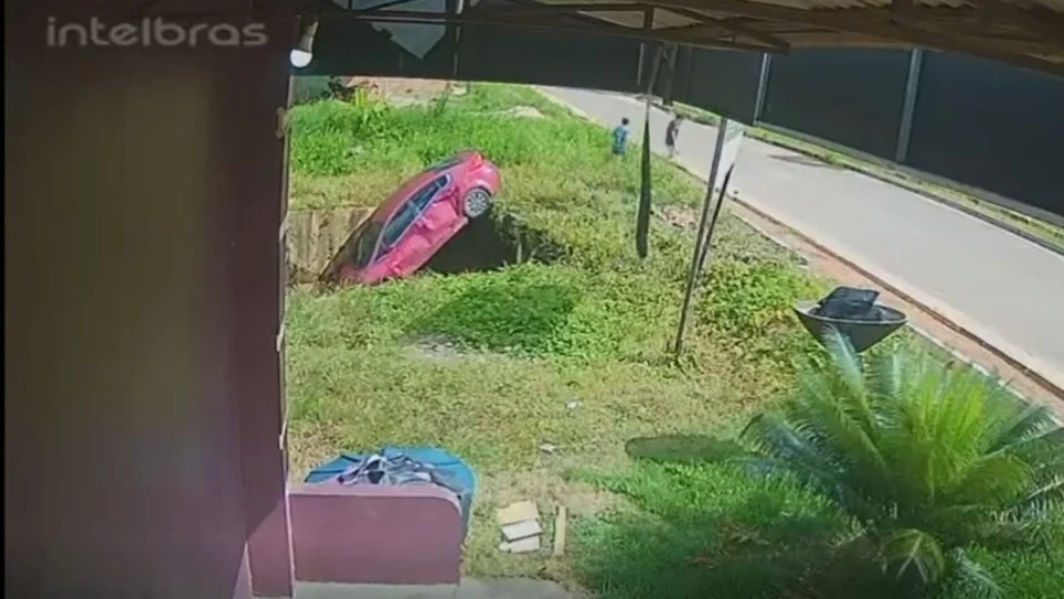 VÍDEO: Carro dirigido por adolescente de 14 anos causa acidente grave com moto em Rorainópolis