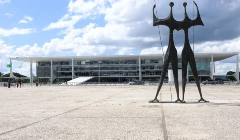 Moraes determina retirada de acampamentos e PM fecha Praça dos Três Poderes