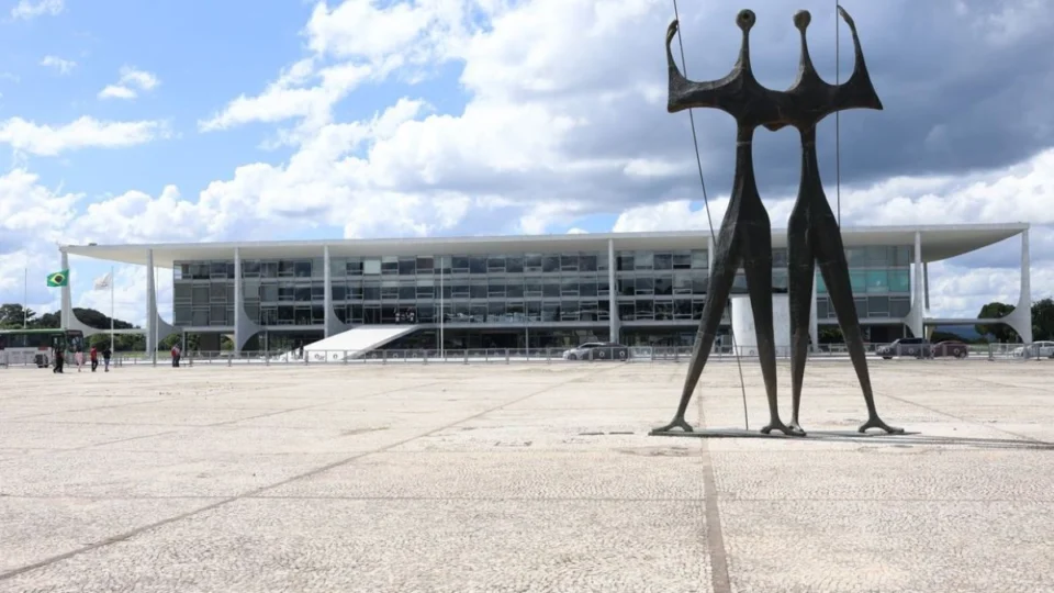 Moraes determina retirada de acampamentos e PM fecha Praça dos Três Poderes